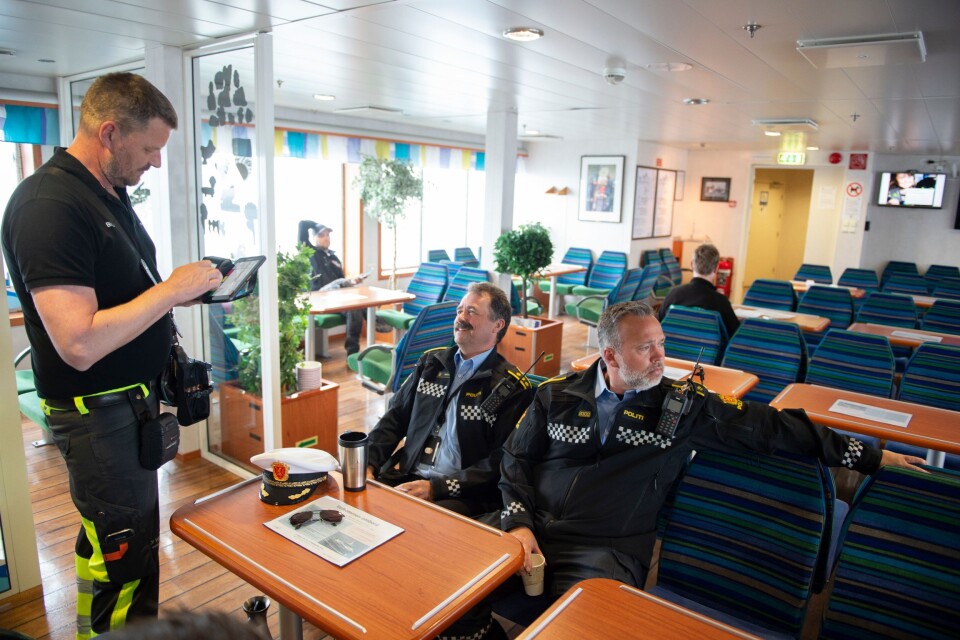 Også politiet må løse billett når de skal ta rutebåten til Utsira.