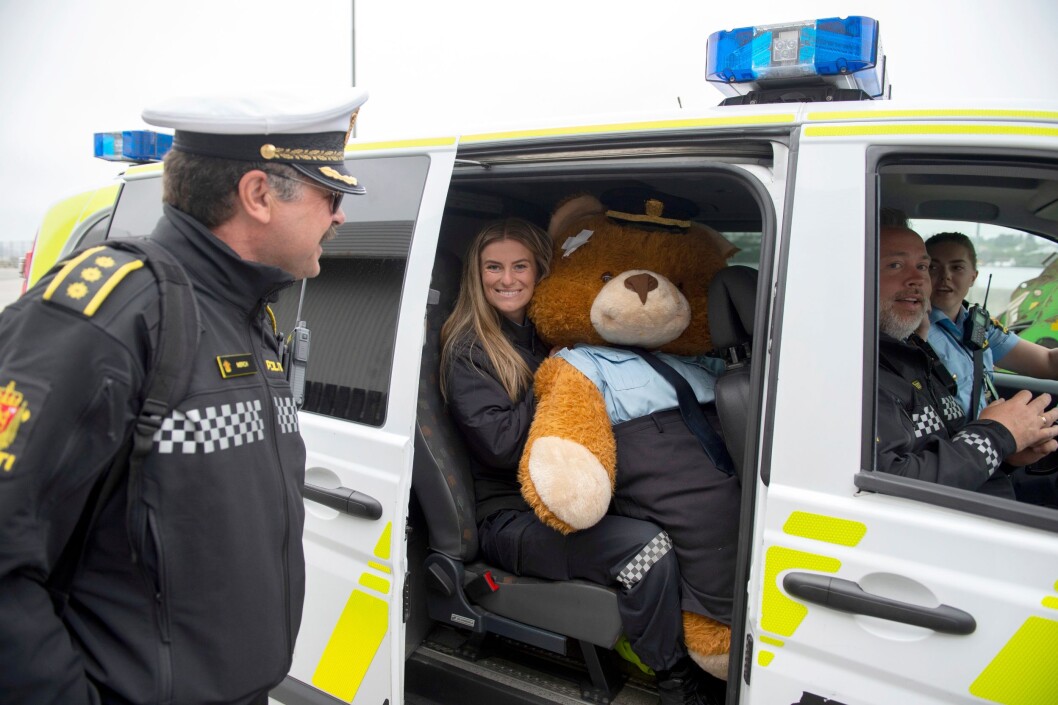 Med politibamsen Eddy med seg, ble det trangt om plassen i den ene maja politiet tok med seg. Med politibamsen Eddy med seg, ble det trangt om plassen i den ene maja politiet tok med seg.