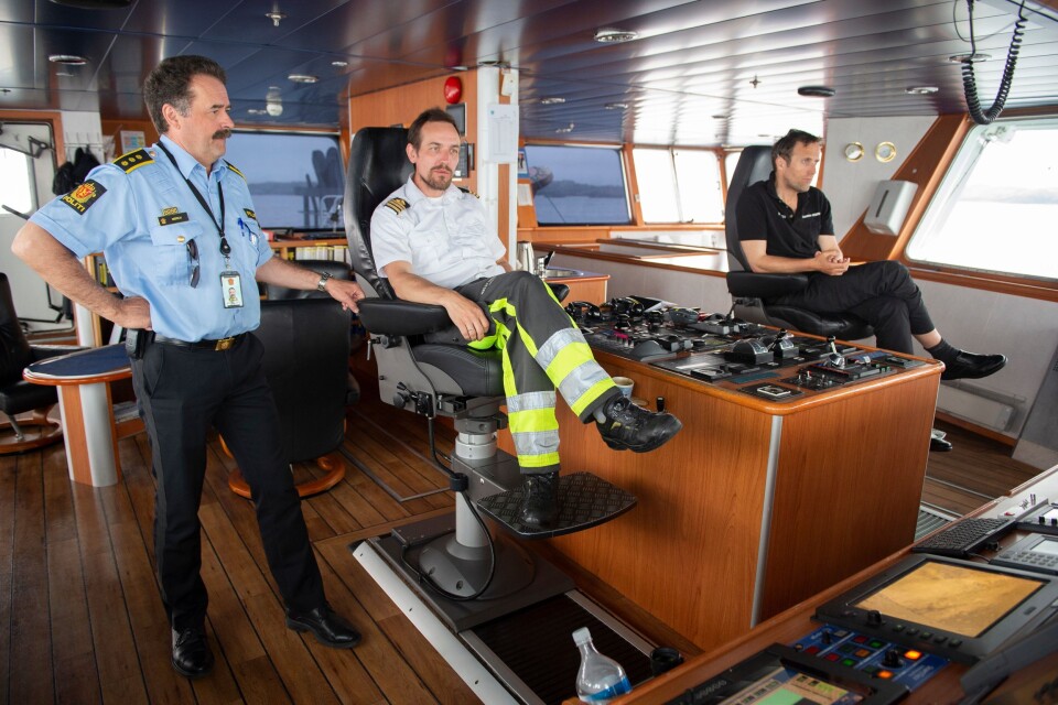 Lensmann Mørch tar en prat med styrmann Tor Erling Skaret og skipper Håvard Botten.
