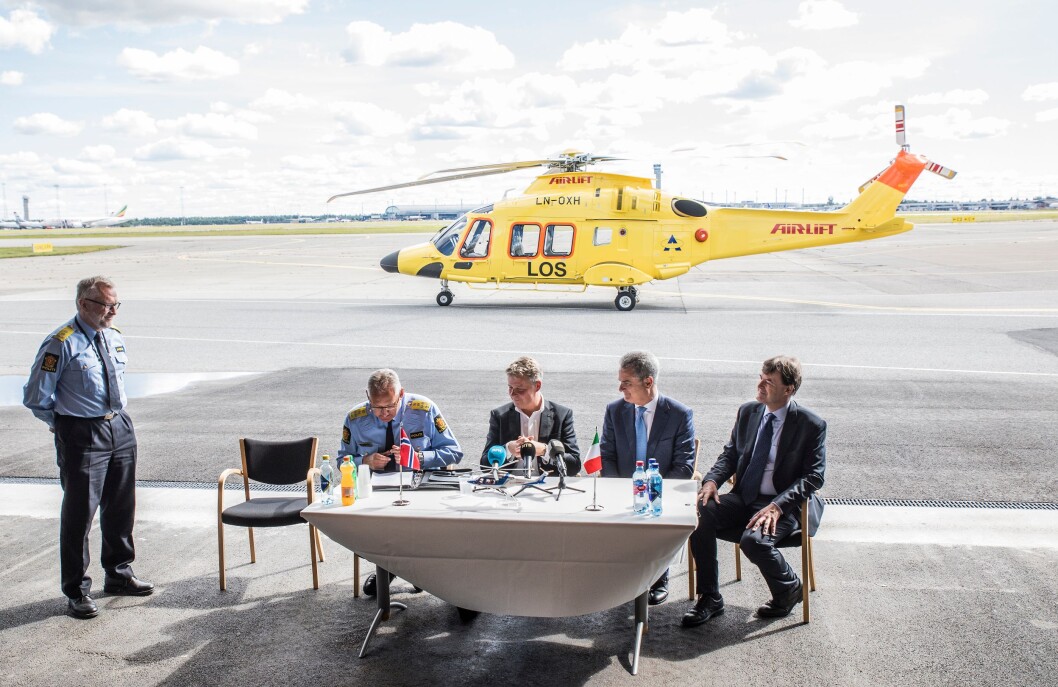 Slik så det ut da polititopper og justisminister signerte avtale med italienske Leonardo Helicopters i fjor. Slik så det ut da polititopper og justisminister signerte avtale med italienske Leonardo Helicopters i fjor.