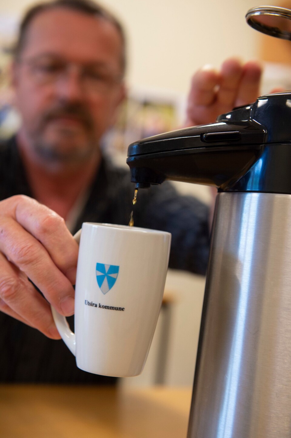 Rådmann Bjørn Aadnesen skjenker en kopp kaffe.
