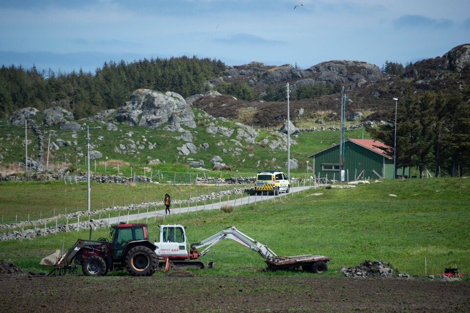 Politiet kjører rundt på en av de mange små veiene på Utsira.