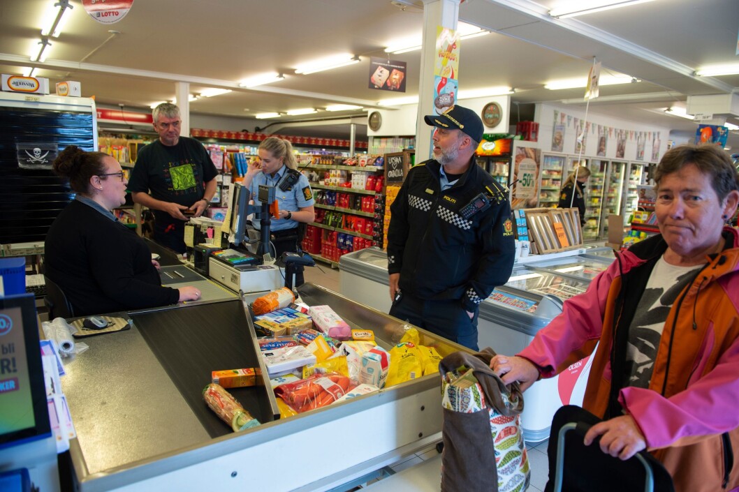 På den lokale Joker-butikken visste alle at politiet var på øya allerede. På den lokale Joker-butikken visste alle at politiet var på øya allerede.