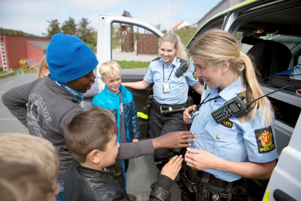 Barna var nysgjerrige på både politibil og utstyr. Her er det vesten som er spennende.
