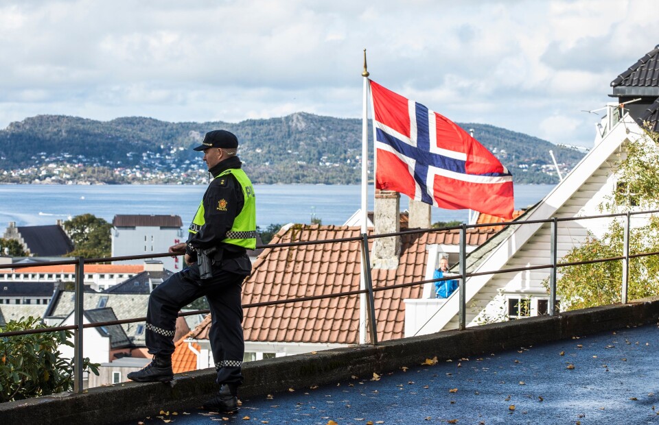 Denne politimannen ser utover distriktet med lavest politidekning: Vest, med hovedsete i Bergen. Denne politimannen ser utover distriktet med lavest politidekning: Vest, med hovedsete i Bergen.