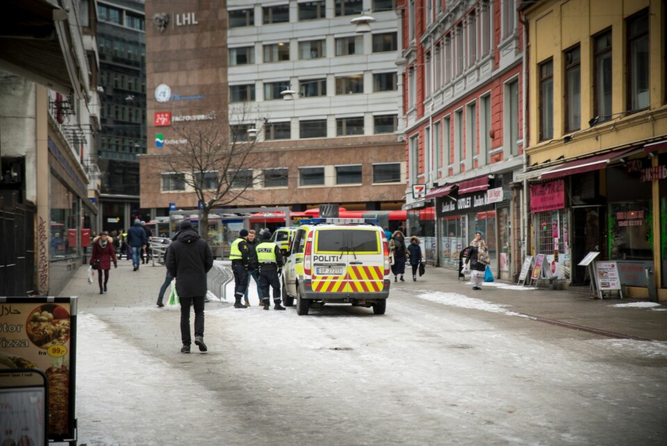 Politiet under innsatsen i rusmiljøet i Brugata i Oslo i vår. Det er ikke rom nok i politiet, for å stille spørsmål ved politiets holdning til narkotika, mener Ina Roll Spinnangr.