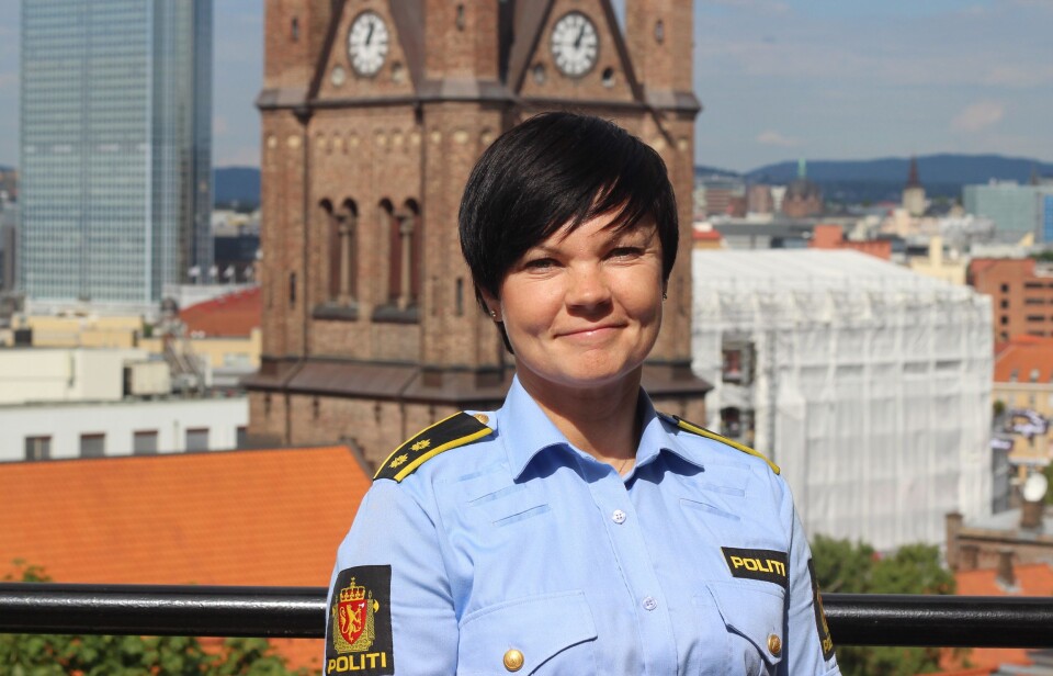 Politioverbetjent Anne Katrin Storsveen forklarer at de ønsker kontakt med foreldre og voksne via Facebook og ungdom via Snapchat og Instagram. I tillegg skal de chatte med befolkningen via Messenger.