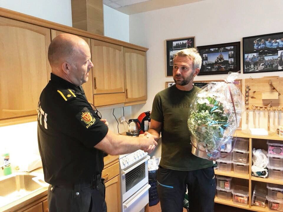 HÅNDFAST: Thue får overragt blomster fra lokaltillitsvalgt Jan Bjarte Skrøppa etter seieren i Høyesterett - nesten fem år etter at saken startet sin reise i rettssystemet.