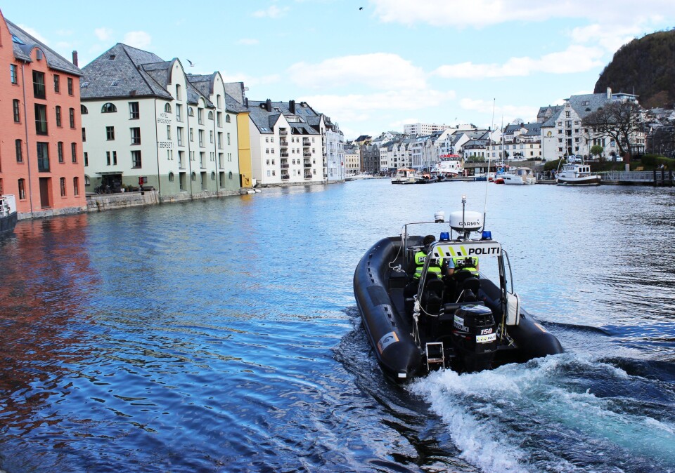 Mange dager på sjøen: Politiet har mange patruljer på sjøen denne sommeren. Som oftest kontrollerer at ting er som de skal.