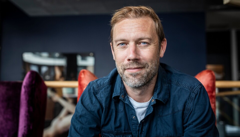 Jakob Cedergren er i Norge for premieren på Den skyldige. Han forteller om hvordan han har forberedt seg på rollen som politi.