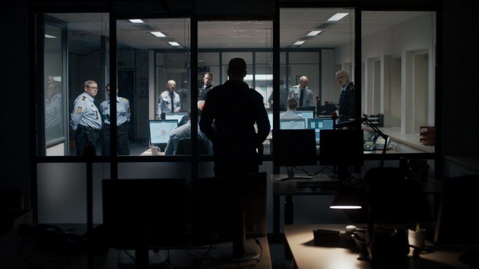 Hele handlingen i filmen foregår inne på en liten alarmsentral.