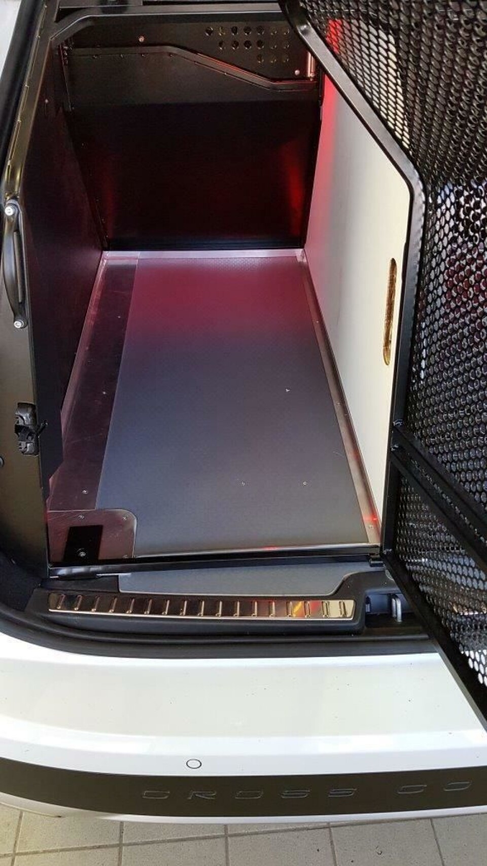Bak i hundebilen er det gjort forbedringer for hundenes inneklima.