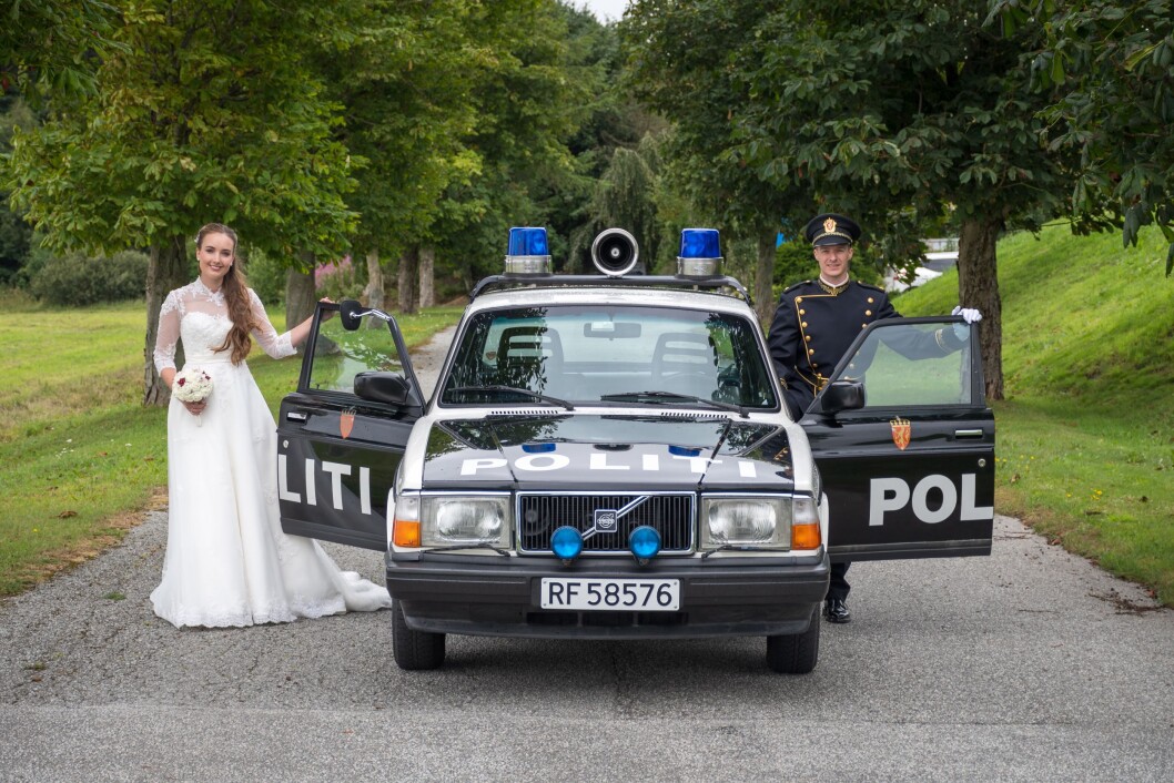 Staselige: Både bruden, brudgommen og veteranbilen. Staselige: Både bruden, brudgommen og veteranbilen.