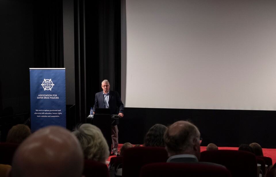 James Pugel under foredraget på Rusreformkonferansen.