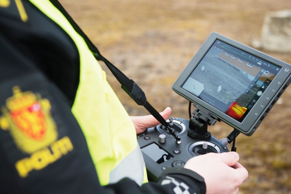 FRAMTIDSVINDU: Allerede neste år kan politidistriktene begynne å teste ut droner i tjenesten. Da kan de trekke veksler på erfaringene som Sysselmannen gjørmed droner i disse dager.