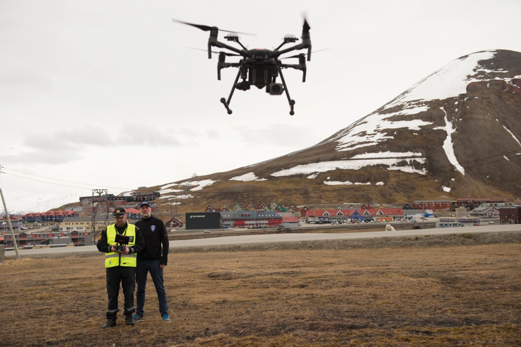 POLARDRONE: Sysselmannen på Svalbardtok i bruk droner i tjenesten i sommer.Her er det sysselmannsførstebetjentEspen Olsen og IT-ansvarlig Tommy DahlMarkusen som demonstrerer dronen. POLARDRONE: Sysselmannen på Svalbardtok i bruk droner i tjenesten i sommer.Her er det sysselmannsførstebetjentEspen Olsen og IT-ansvarlig Tommy DahlMarkusen som demonstrerer dronen.
