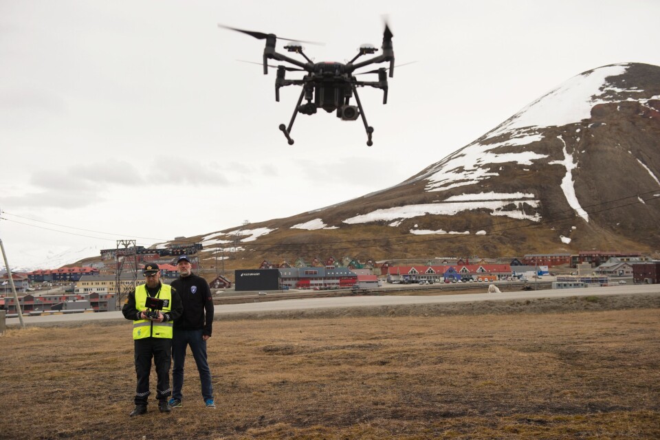 POLARDRONE: Sysselmannen på Svalbardtok i bruk droner i tjenesten i sommer.Her er det sysselmannsførstebetjentEspen Olsen og IT-ansvarlig Tommy DahlMarkusen som demonstrerer dronen.