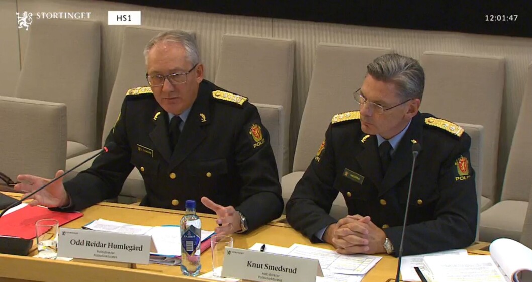 Odd Reidar Humlegård måtte svare for status for politiets objektsikring og for hva Politidirektoratet har informert regjeringen om. Med seg hadde han beredskapsdirektør Knut Smedsrud. Odd Reidar Humlegård måtte svare for status for politiets objektsikring og for hva Politidirektoratet har informert regjeringen om. Med seg hadde han beredskapsdirektør Knut Smedsrud.