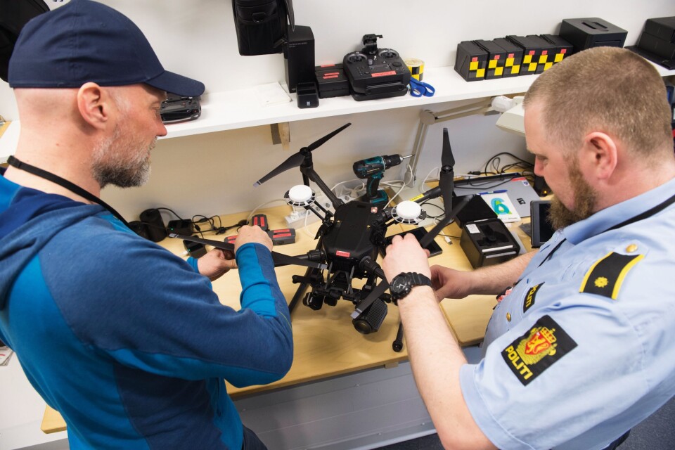 SKRIVEBORDSØVELSE: Også droner må til service, akkurat som politiets patruljebiler. Denne dronen, av typen DJI Matrice 210 RTK skal tåle ganske mye vær og vind, men de røffe værforholdene på Svalbard er krevende for maskinen.