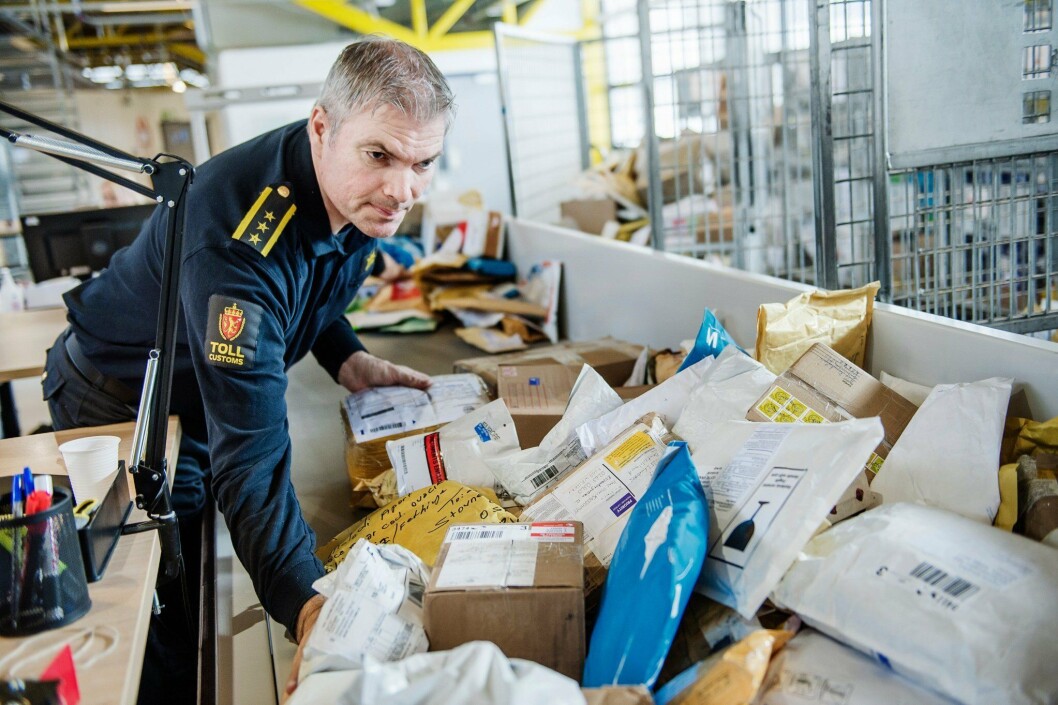 Tollvesenet stopper ulovlige forsendelser og anmelder saker til politiet, men hos politiet stopper det opp. Tollvesenet stopper ulovlige forsendelser og anmelder saker til politiet, men hos politiet stopper det opp.