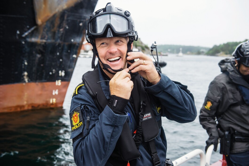 BØLGEBRYTER: Henry Bjørnestad liker at det blåser rundt ham. Her er han på vei ut i skjærgården utenfor Kristiansand, i skikkelig rufsevær, på vei til sin siste UEH-øvelse. – Dette er faen meg så moro at jeg ringer personalkontoret og sier at jeg ikke slutter! sa 57 åringen. BØLGEBRYTER: Henry Bjørnestad liker at det blåser rundt ham. Her er han på vei ut i skjærgården utenfor Kristiansand, i skikkelig rufsevær, på vei til sin siste UEH-øvelse. – Dette er faen meg så moro at jeg ringer personalkontoret og sier at jeg ikke slutter! sa 57 åringen.