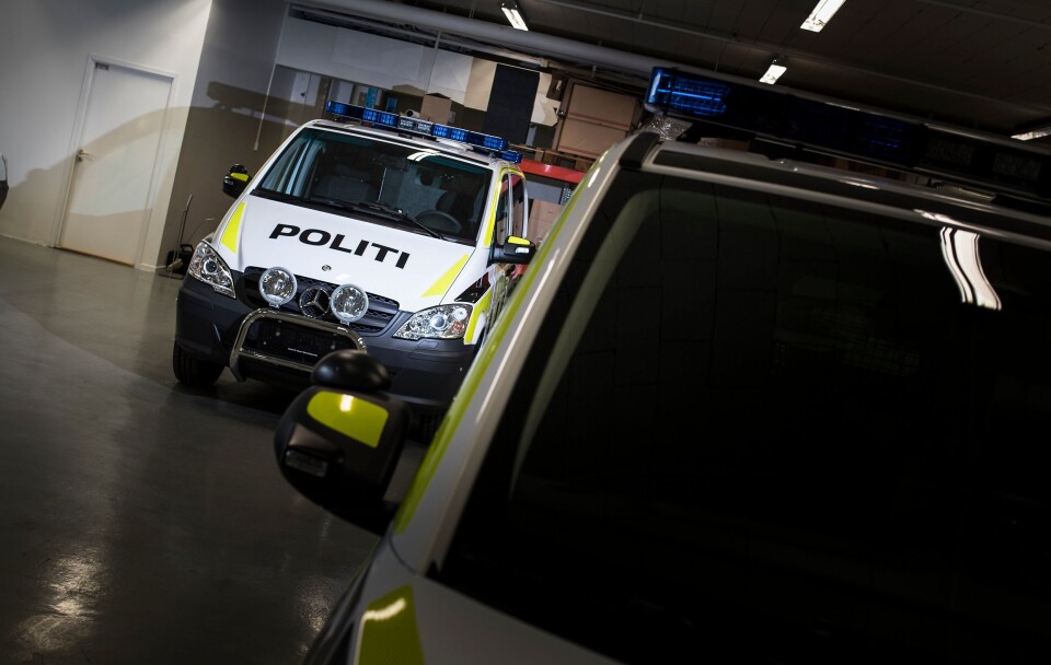 Politiets majer på verkstedet til Bertel O. Steen ved en tidligere anledning.