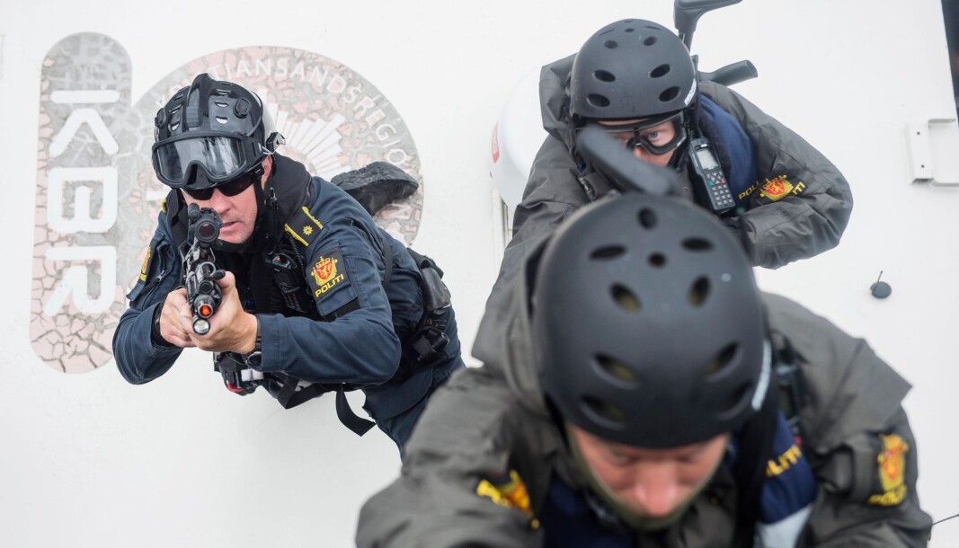 I konflikter, kriser og krig er uforutsigbarhet snarere regelen enn unntaket, og menneskelige reaksjoner som hindrer planlagt oppdragsløsning oppstår. Dette vil gjelde i så vel politiet som i Forsvaret, skriver artikkelforfatterne. Bildet er tatt i forbindelse med UEH-trening i Agder politidistrikt. I konflikter, kriser og krig er uforutsigbarhet snarere regelen enn unntaket, og menneskelige reaksjoner som hindrer planlagt oppdragsløsning oppstår. Dette vil gjelde i så vel politiet som i Forsvaret, skriver artikkelforfatterne. Bildet er tatt i forbindelse med UEH-trening i Agder politidistrikt.
