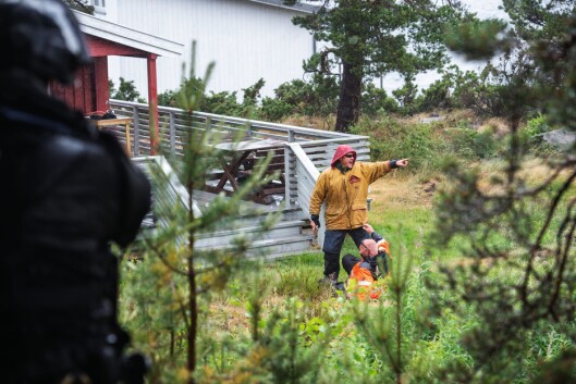 SKUESPILLERE: Henry og hans venn og kollega Rune Solstad (i oransje jakke) er «alltid» sammen om å være markører under UEH-øvelser. De jobber for troverdige scenarier. Denne gangen overrumpler de kollegene når Henry stuper fram som «markøren fra Helvete», i rollen som en stein gal mann fra Froland. SKUESPILLERE: Henry og hans venn og kollega Rune Solstad (i oransje jakke) er «alltid» sammen om å være markører under UEH-øvelser. De jobber for troverdige scenarier. Denne gangen overrumpler de kollegene når Henry stuper fram som «markøren fra Helvete», i rollen som en stein gal mann fra Froland.