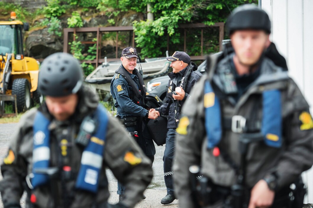 SJEFSMØTE: Henry (til venstre) hilser på sjefen Lars Øystese Stamnes før den siste øvelsen. SJEFSMØTE: Henry (til venstre) hilser på sjefen Lars Øystese Stamnes før den siste øvelsen.