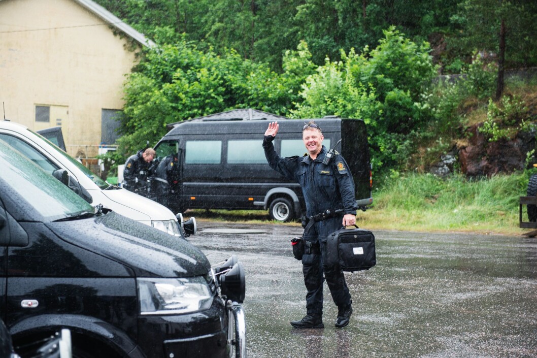 AVSKJEDEN: – Det var det, sa en klissvåt og smilende Henry når hans aller siste UEH-øvelse var gjennomført. AVSKJEDEN: – Det var det, sa en klissvåt og smilende Henry når hans aller siste UEH-øvelse var gjennomført.