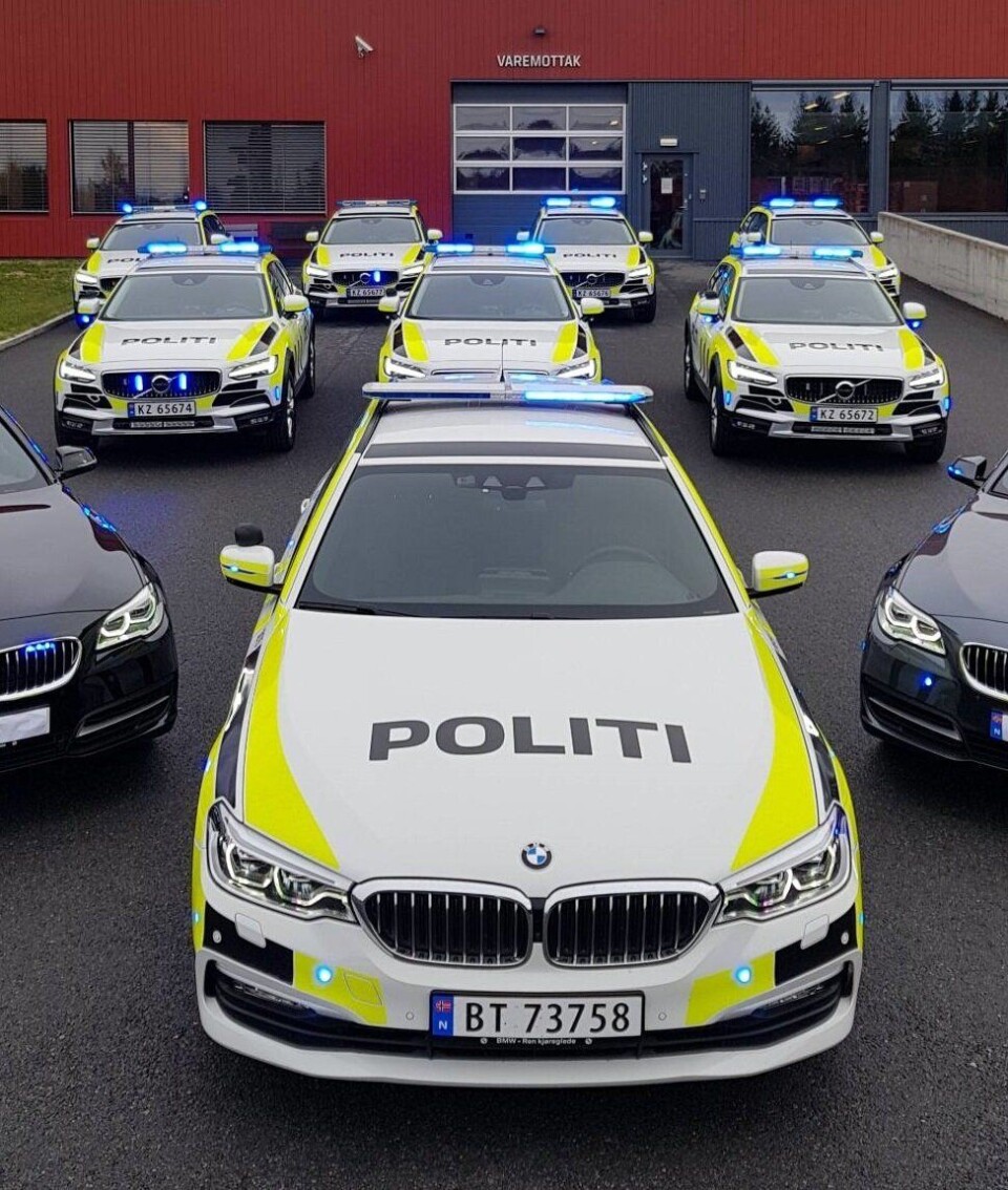 En rekke nye biler utenfor PFTs lokaler på Jahren.