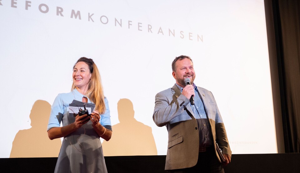 Ina Roll Spinnangr (til venstre) i Foreningen tryggere ruspolitikk mener NNPF tar feil når de sier at målet for organisasjonen er full legalisering av alle narkotika for alle. Her fra et tidligere arrangement, sammen med Bård Dyrdal i LEAP. Ina Roll Spinnangr (til venstre) i Foreningen tryggere ruspolitikk mener NNPF tar feil når de sier at målet for organisasjonen er full legalisering av alle narkotika for alle. Her fra et tidligere arrangement, sammen med Bård Dyrdal i LEAP.