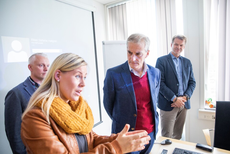 Justiskomiteens leder Lene Vågslid og Jonas Gahr Støre, begge fra Arbeiderpartiet, snakket med tillitsvalgte og ansatte. Espen Orud og Sigve Bolstad i Politiets Fellesforbund i bakgrunnen. Justiskomiteens leder Lene Vågslid og Jonas Gahr Støre, begge fra Arbeiderpartiet, snakket med tillitsvalgte og ansatte. Espen Orud og Sigve Bolstad i Politiets Fellesforbund i bakgrunnen.