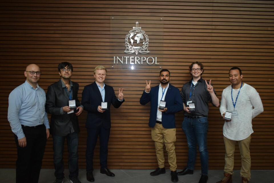 Jens-Petter Sandvik (til venstre) var coach for laget som vant Interpols 'Thinkaton' i Singapore.  Laget bestod av Andrii Shalaginov, Kyle Porter, Danny Lopez Murillo, Muhammad Mudassar Yamin og Ivan Talwar.