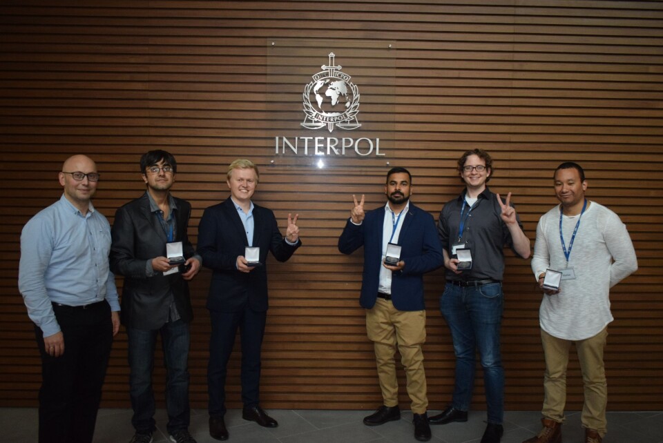 Jens-Petter Sandvik (til venstre) var coach for laget som vant Interpols 'Thinkaton' i Singapore. Laget bestod av Andrii Shalaginov, Kyle Porter, Danny Lopez Murillo, Muhammad Mudassar Yamin og Ivan Talwar. Jens-Petter Sandvik (til venstre) var coach for laget som vant Interpols 'Thinkaton' i Singapore. Laget bestod av Andrii Shalaginov, Kyle Porter, Danny Lopez Murillo, Muhammad Mudassar Yamin og Ivan Talwar.
