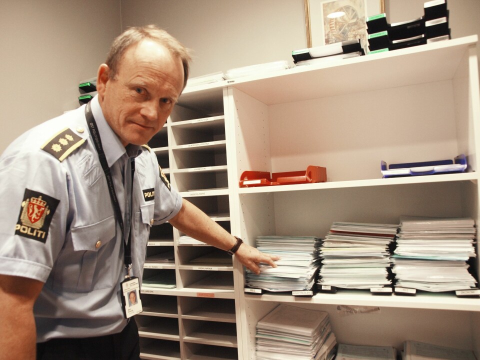 Etterforskningsleder Bjørn Bratteng bruker store deler av arbeidstiden på å sortere dokumenter inn i straffesaker. En jobb sivilt ansatte i politiet gjorde før politireformen.