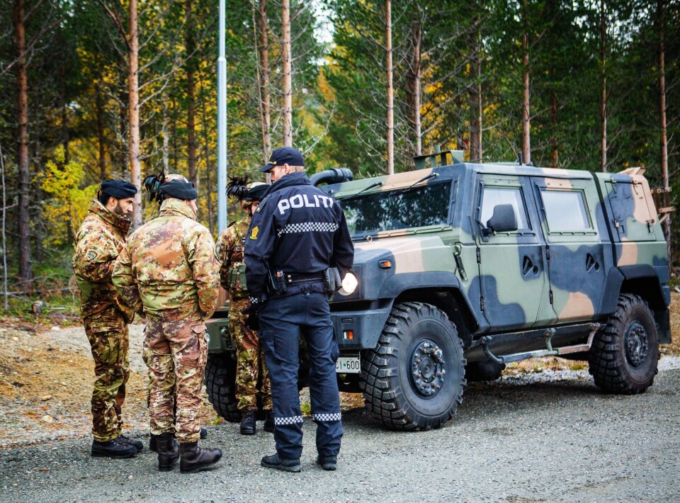 Italienske soldater snakker med lokal politi på Dombås. Italienske soldater snakker med lokal politi på Dombås.