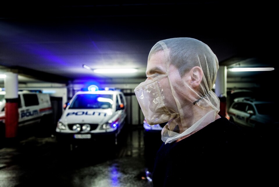 Politiet har spyttmasker de kan benytte, men ofte har de allerede blitt spyttet på før disse blir satt på.