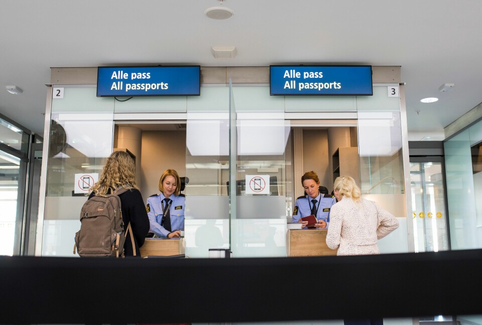 Nye pass skal blant annet bedre sikkerheten når man er ute og reiser, og et nytt ID-kort skal bli gyldig ID for nordmenn flest. Her fra passkontrollen på Oslo lufthavn.