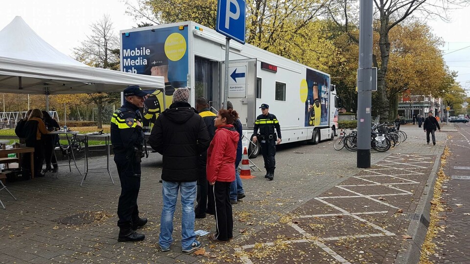 Slik ser politiets 'mobile media lab' ut i Nederland, der publikum kan inviteres inn for å gi innspill til politiet.