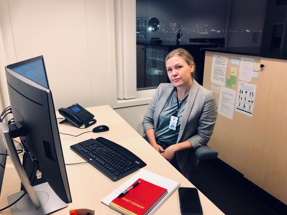 Politibetjent Maria Visnes på kontoret i Tromsø. Politibetjent Maria Visnes på kontoret i Tromsø.