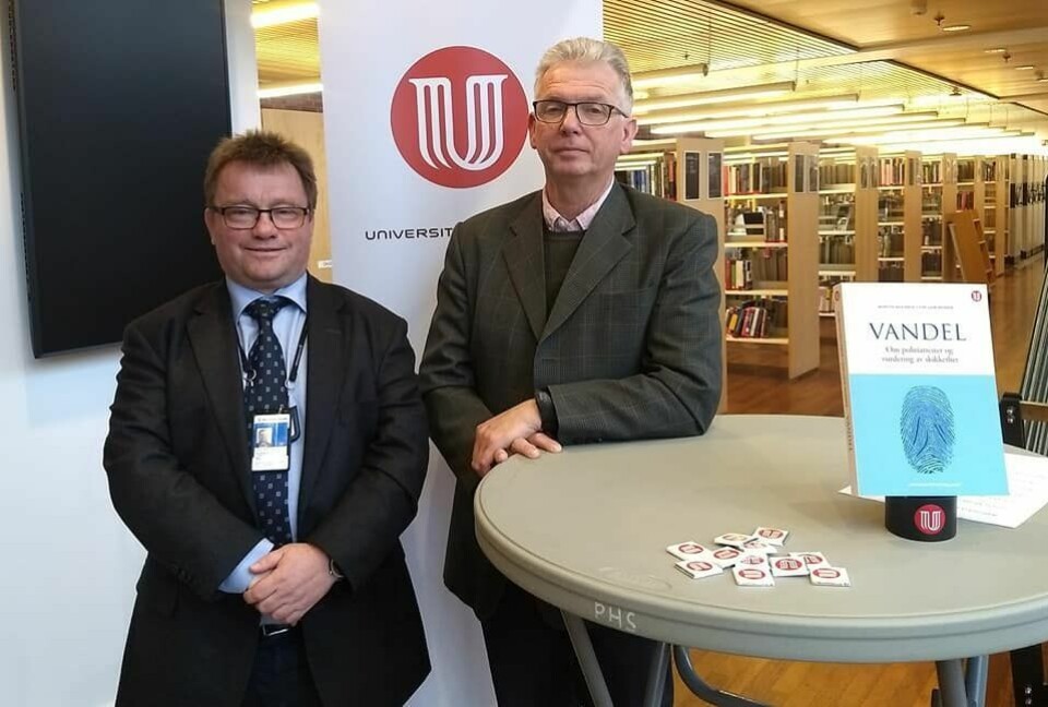 Professorene Morten Holmboe og Tor-Geir Myhrer har kommet ut med en bok hvor de har tatt et dypdykk i hva politiattester egentlig inneholder. Professorene Morten Holmboe og Tor-Geir Myhrer har kommet ut med en bok hvor de har tatt et dypdykk i hva politiattester egentlig inneholder.