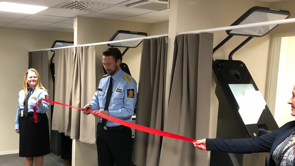 Politimester i Øst politidistrikt, Steven Hasseldal klippet snora og erklærte passkontoret på Grålum for åpnet.