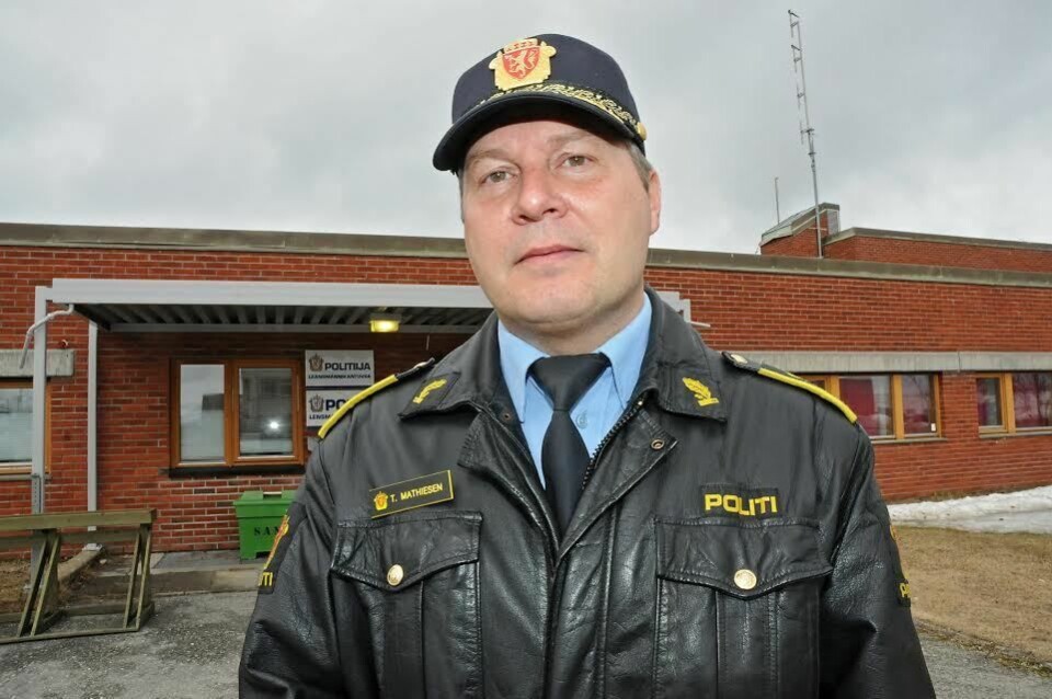 SKAL IKKE SITTE INNE: Lensmann Tarjei Mathiesen kjenner seg ikke igjen i alle beskrivelsene fra brannvesen, ambulanse og politi. Politiet skal ikke forebygge mindre, mener Mathiesen, selv om han erkjenner at ikke alle prioriteringer han må pålegge de ansatte er akkurat det de ansatte ønsker.