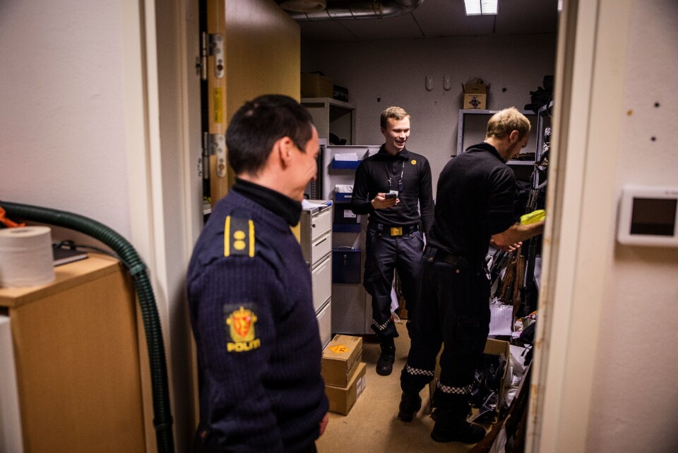 TO GENERASJONER: Tidligere lensmann Kjell Magne Grønnli (til venstre) sammenligner gjerne politiet i dag, med slik det var før. De langt ferskere betjentene i Karasjok, Thor Martin Aria Balto og Trond-Ari Søreng, har ikke så mye å sammenligne med - men de merker avstandene i distriktet og fylket.