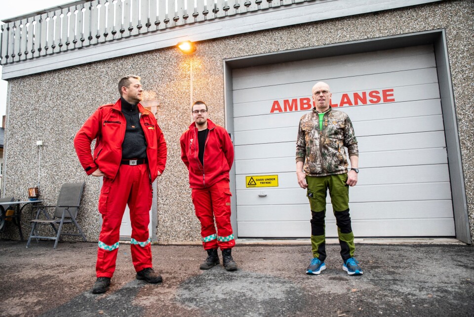 Paramedic Per Bergseth (til venstre) og hospitant Trym Richard Andersen (i midten) forteller om nylige hendelser med psykotiske personer, der politiet ikke har kunnet bistå dem. Det får Dag Nedrejordet (til høyre) til å riste på hodet.