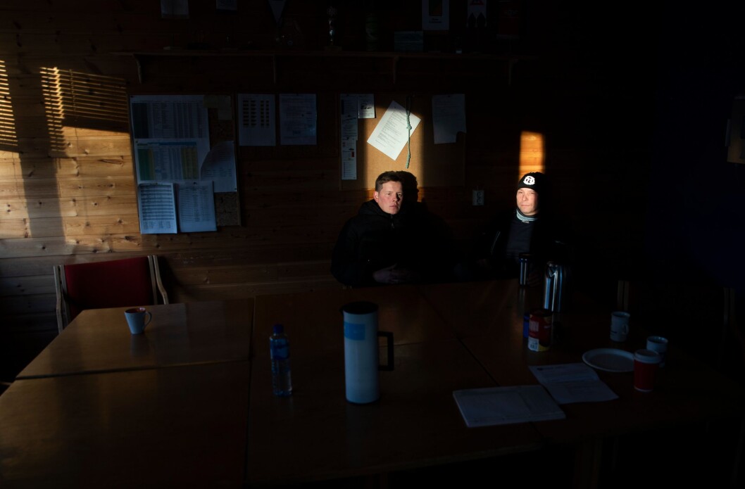 ALEINE: Inne på den gamle brannstasjonen skulle brannsjef Kildedam og brannmann Paulsen gjerne hatt tid til debrief sammen med politiet. Det blir det lite av. ALEINE: Inne på den gamle brannstasjonen skulle brannsjef Kildedam og brannmann Paulsen gjerne hatt tid til debrief sammen med politiet. Det blir det lite av.