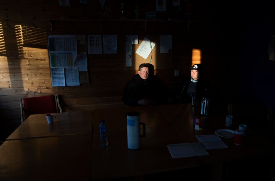 ALEINE: Inne på den gamle brannstasjonen skulle brannsjef Kildedam og brannmann Paulsen gjerne hatt tid til debrief sammen med politiet. Det blir det lite av.