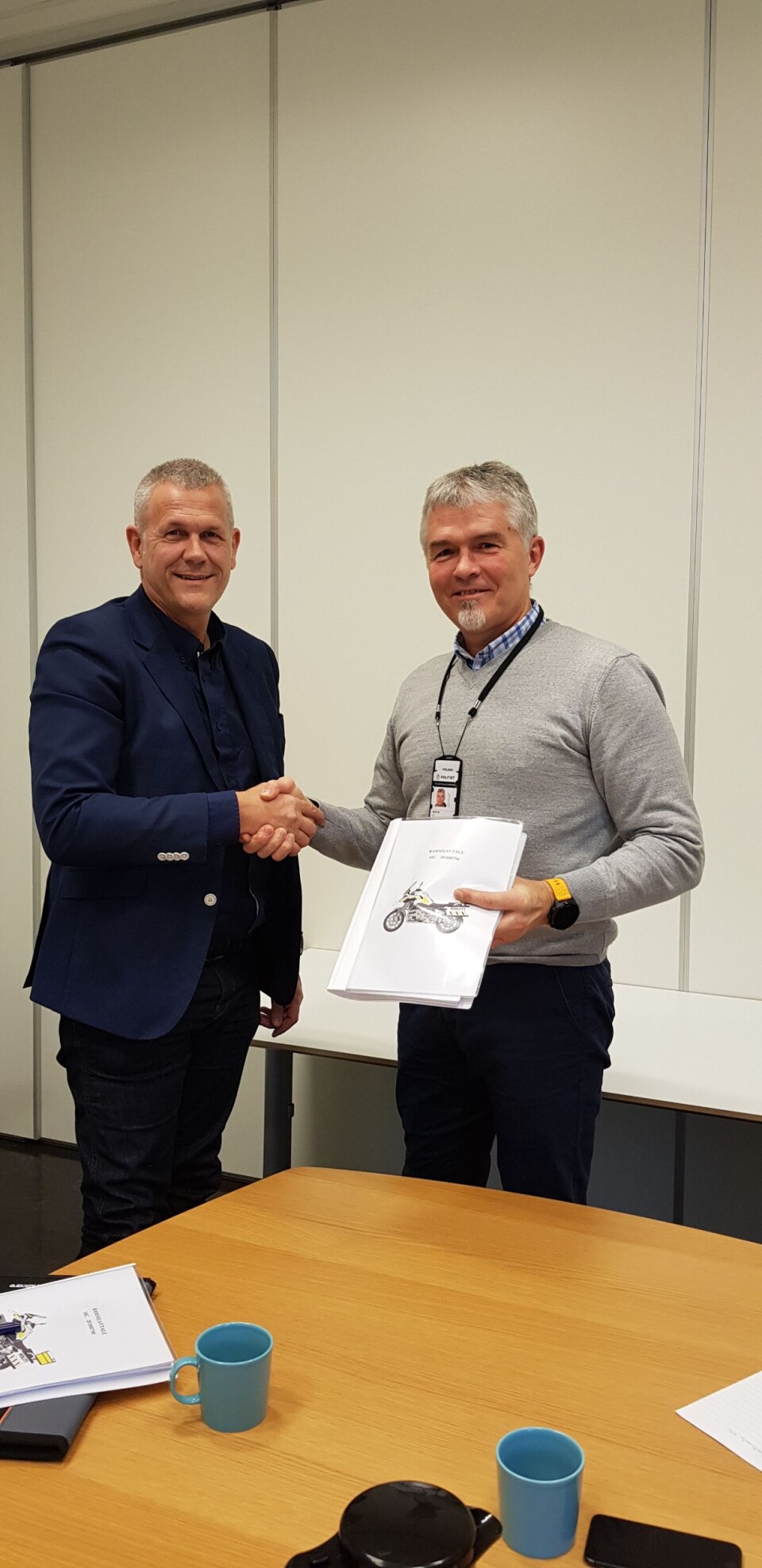 Arild Saastad fra Handicare og Luc Martin fra Politiets Fellestjenester har signert kontrakten for ny motorsykkel. Arild Saastad fra Handicare og Luc Martin fra Politiets Fellestjenester har signert kontrakten for ny motorsykkel.