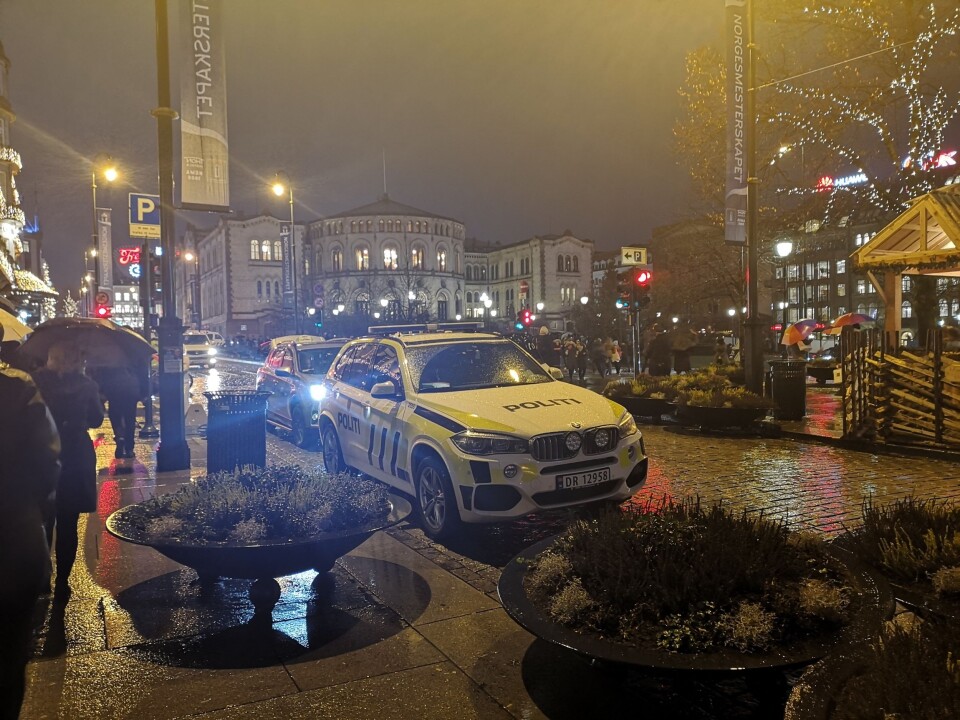 Sosionomiseringen beskrives som en tilstand der politiet ikke lærer/tillates/tør å bruke maktmidler overfor ungdom med etnisk minoritetsbakgrunn, fordi politiet har blitt «infiltrert» av et aktivistmiljø bestående av kriminologer og sosiologer som bruker sin påvirkningsmakt til å strippe politiet for autoritet, skriver innleggsforfatterne. Sosionomiseringen beskrives som en tilstand der politiet ikke lærer/tillates/tør å bruke maktmidler overfor ungdom med etnisk minoritetsbakgrunn, fordi politiet har blitt «infiltrert» av et aktivistmiljø bestående av kriminologer og sosiologer som bruker sin påvirkningsmakt til å strippe politiet for autoritet, skriver innleggsforfatterne.